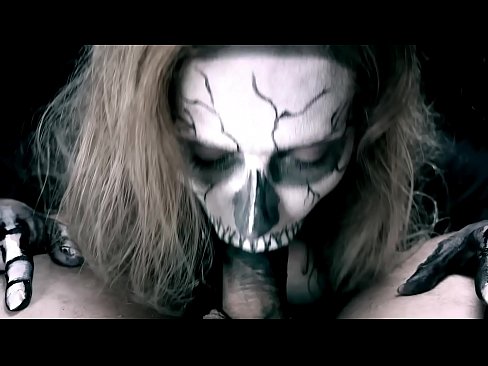 ❤️ Demon cailín sucking coileach lena béal dubh agus shlogtha cum. Porn  ag porn % ga.yourxxxvideos.ru%